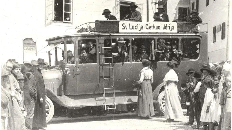 Fotografija: Začetek vojne je zaznamovala splošna mobilizacija oziroma odhod fantov in mož na fronto. Na fotografiji odhod cerkljanskih fantov. FOTO: Neznan