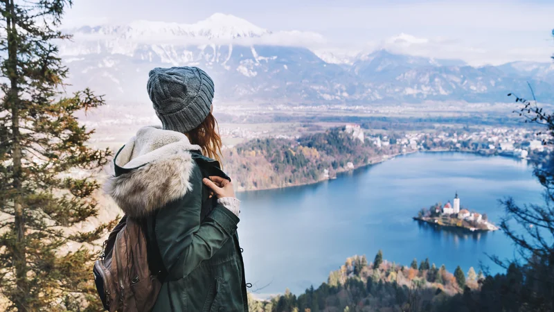 Fotografija: Pohodi v hribe pozimi ponujajo izjemne razglede, a tudi pasti, na katere je treba biti pripravljen. FOTO: Shutterstock