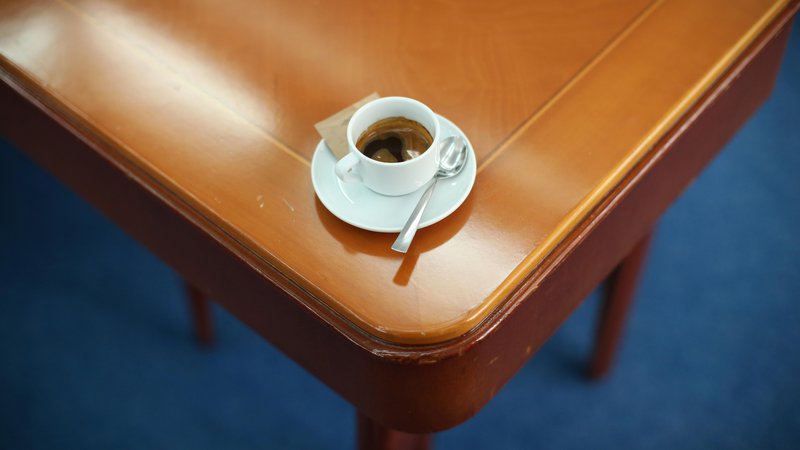 Fotografija: Za znanstvene raziskave na prebivalca namenjamo manj, kot stane skodelica kave. FOTO: Jure Eržen/Delo