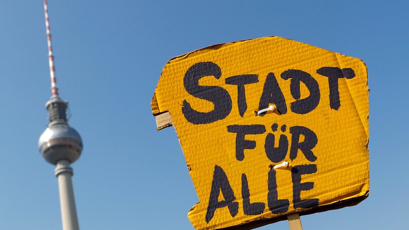 Fotografija: Transparent z napisom "Mesto za vse" v Berlinu. FOTO: Fabrizio Bensch/Reuters