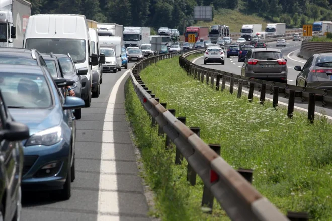 Konec tedna in začetek prvomajskih počitnic se bosta poznala tudi na cestah in mejnih prehodih. FOTO: Mavric Pivk/Delo