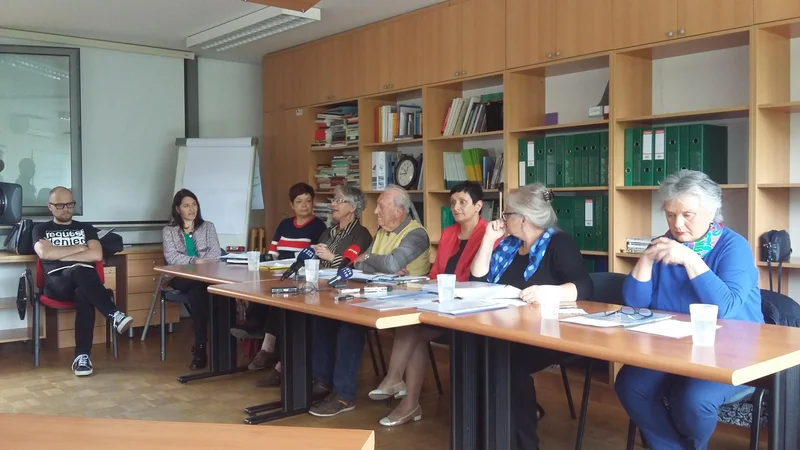 Fotografija: Ena prvih nujnih nalog v domovih za starejše je preveriti kadrovske normative, so izpostavili v društvu Srebrna nit, skupaj s stanovalci in svojci. Foto Andreja Žibret Ifko