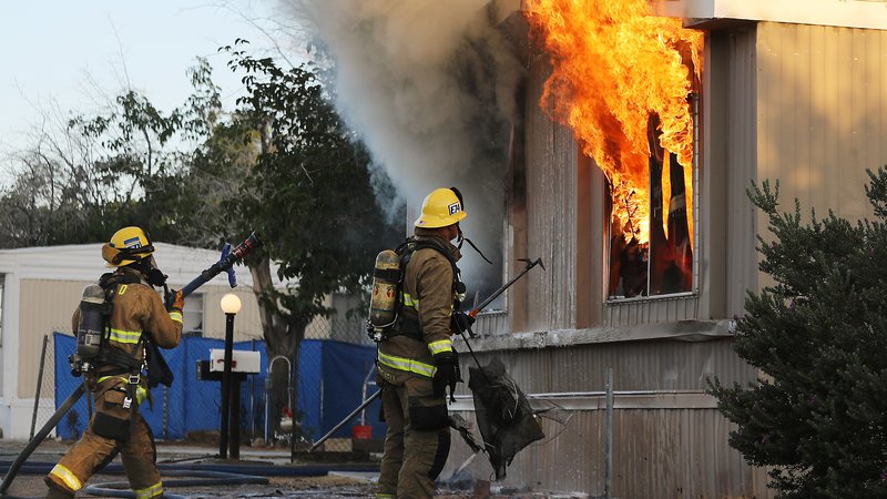 Fotografija: Po potresu je v Ridgecrestu prišlo tudi do požara. FOTO: Mario Tama/AFP