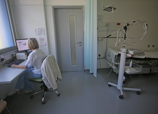 Po slovenski zakonodaji spadajo podatki o zdravstvenem stanju posameznika med občutljive osebne podatke. Zanje veljajo še strožja pravila za varovanje. FOTO: Tadej Regent/delo