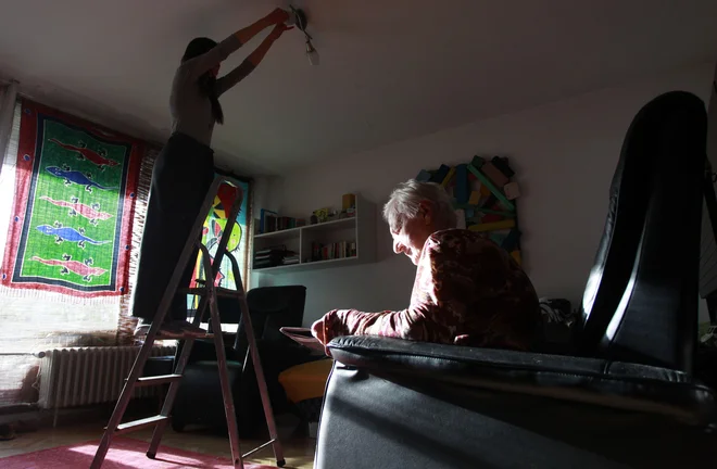 Na socialni inšpekciji ugotavljajo, da v zadnjih treh letih javna mreža ne pokriva vseh potreb upravičencev, zato se ti po pomoč zatekajo tudi k drugim izvajalcem. Foto Roman Šipić