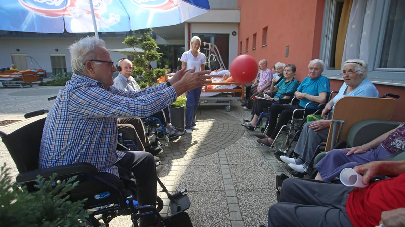 Fotografija: Zaradi nezadostnega financiranja bivalne razmere v domovih postajajo nečloveške. To velja tudi za delovne razmere zaposlenih, ki za veliko boljše plačilo odhajajo na enako delo v tujino, opozarjajo v društvu Srebrna nit.
Foto Tadej Regent