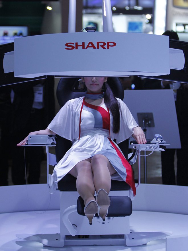 Naprava, pred leti prikazana na razstavi naprednih tehnologij na Japonskem, meri težo, krvni tlak in telesno temperaturo. Foto Reuters