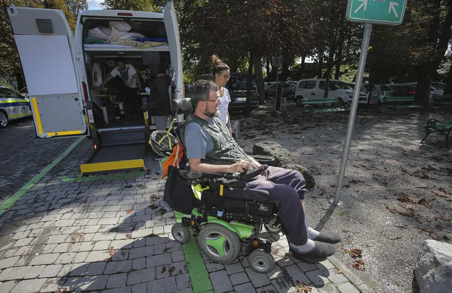 Potujejo s prilagojenim kombijem, ki je tudi njihovo prebivališče. FOTO: Jože Suhadolnik