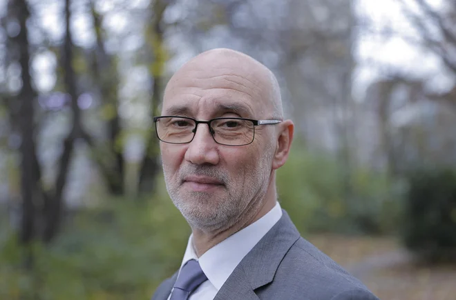 »Današnja mreža javne zdravstvene službe je ostanek zmogljivosti, ustanovljenih pred več desetletji, razširjenih s koncesionarji,« pojasnjuje Ivan Gracar, avtor več strokovnih člankov na temo financiranja zdravstvenega sistema. FOTO: Jože