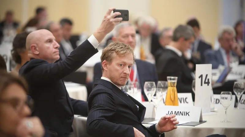 Fotografija: Borut Jamnik si je v mlajših letih zelo želel postati predsednik vlade. Njegove osebnostne lastnosti so: zna predvideti nekaj korakov vnaprej, nikoli ne pozabi in zelo ga je strah, da se pojavi v medijih v negativni luči. Je njegova moč v zenitu ali že gledamo njegov zaton? FOTO: Jure Eržen/Delo