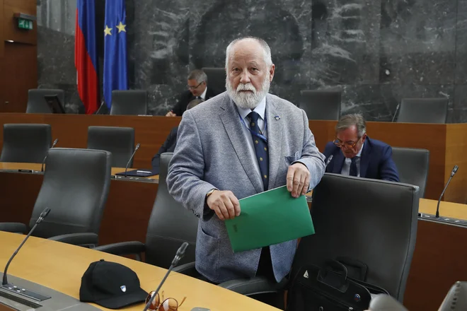 Peter Jožef Česnik kot nekdanji izseljenec dobro ve, kako je, ko moraš z enim kovčkom po svetu. FOTO: Leon Vidic/Delo