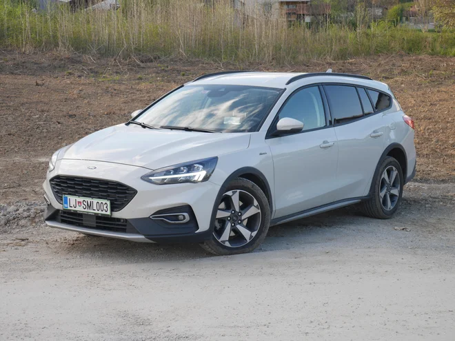 Nekaj obrob, drugačna maska hladilnika, predvsem pa večja oddaljenost od tal forda focusa active ločijo od običajne različice.