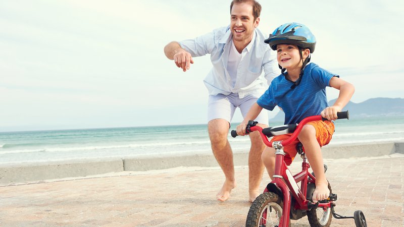 Fotografija: Pri učenju vožnje s kolesom se moramo zavedati, da ni vprašanje, če bo otrok padel, ampak kdaj bo padel. Foto: Shutterstock