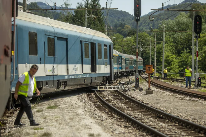 Pred postajo v Rimskih Toplicah se je iztiril vlak, tudi to so velike motnje. FOTO: Voranc Vogel/Delo