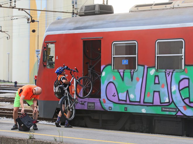 Novi vlaki bodo imeli več prostora za kolesa. FOTO: Tadej Regent/Delo