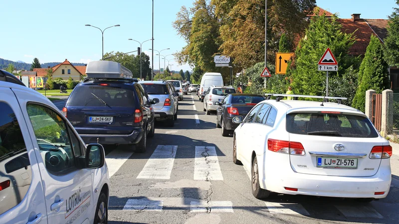 Fotografija: V križišču s Kosmačevo se Celovška pri Jelenu zoži v dvopasovnico. FOTO: Tomi Lombar/Delo