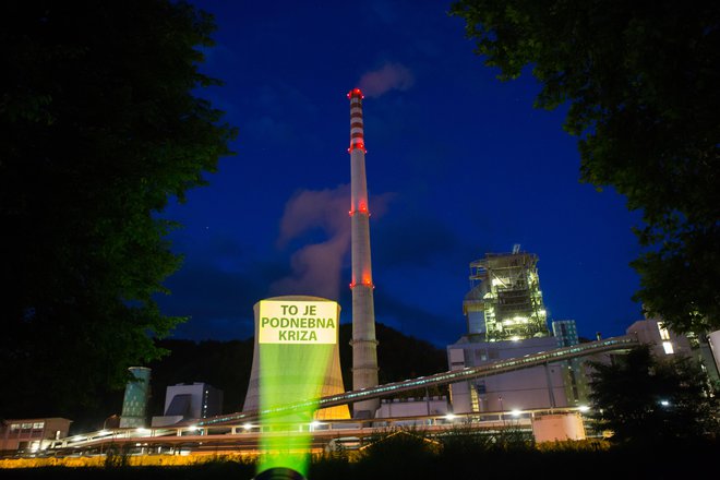 Projekcija Greenpeacea na Termoelektrarni Šoštanj, od koder so vozili žlindro v Trbovlje. Foto Tomislav Obrovac/Greenpeace Slovenia