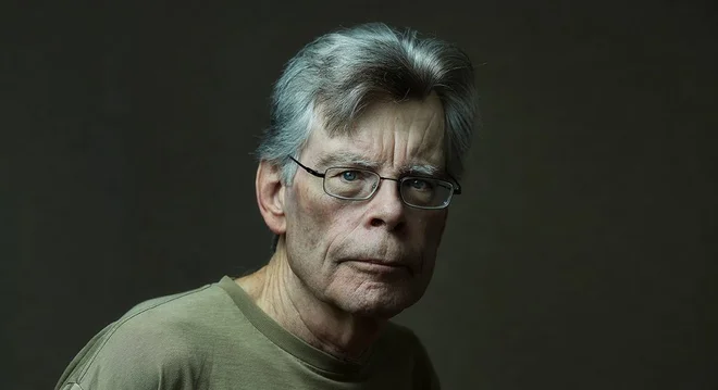 Stephen King v filmu nastopa kot lastnik komisijske trgovine. Foto Wikipedija