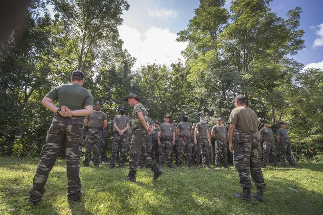 Ker so mnogi obmejni prebivalci prepričani, da država ne obvladuje razmer na meji, so se pojavile vaške straže. FOTO: Leon Vidic/Delo