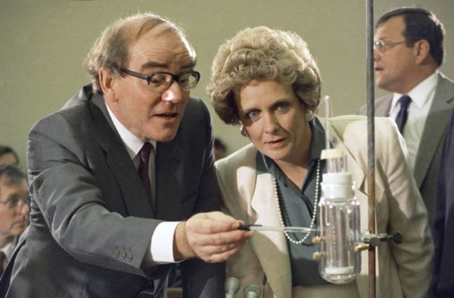 Kemik Martin Fleischmann (na fotografiji z ameriško političarko Marilyn Lloyd) je z ekipo leta 1989 objavil, da so uspešno izvedli hladno fuzijo. FOTO: Shutterstock