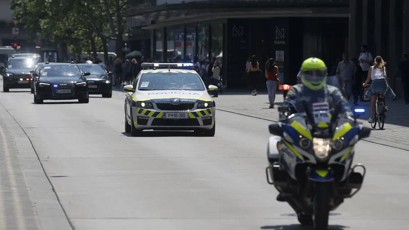 Fotografija: Varovanim osebam bo zagotavljen čim bolj nemoten prehod, preostalim udeležencem pa normalna vključitev v promet. FOTO: Blaž Samec/Delo
