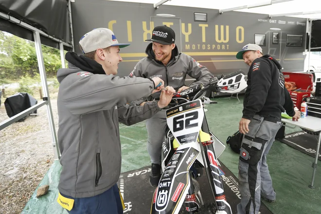 Gerčar je podobo in organizacijo svoje ekipe Sixtytwo motosport dvignil na visoko raven, na dirkah sta ga letos spremljala dva mehanika. FOTO: Leon Vidic/Delo