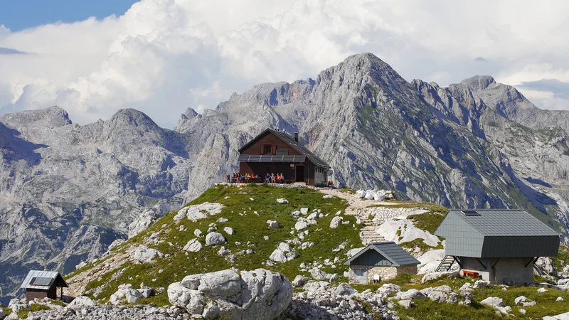 Fotografija: Zasavska koča na Prehodavcih (PD Radeče) na 2071 metrih idilično kraljuje v osrčju Julijskih Alp. FOTO: Dan Briški
