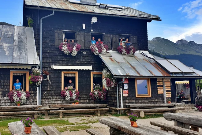 Oskrbniška ekipa Doma na Kofcah, naj planinske koče 2019. FOTO: Miha Mokorel