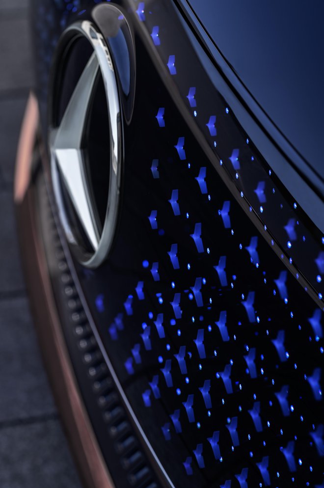 Toliko svetečih diod na proizvodnem avtomobilu zelo verjetno ne bo. <br />
Foto Daimler