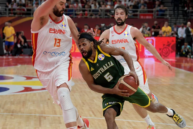 Patty Mills (z žogo) tudi s 34 točkami ni mogel preprečiti veselja Marcu Gasolu (levo) in Sergiu Llullu (desno). FOTO: AFP