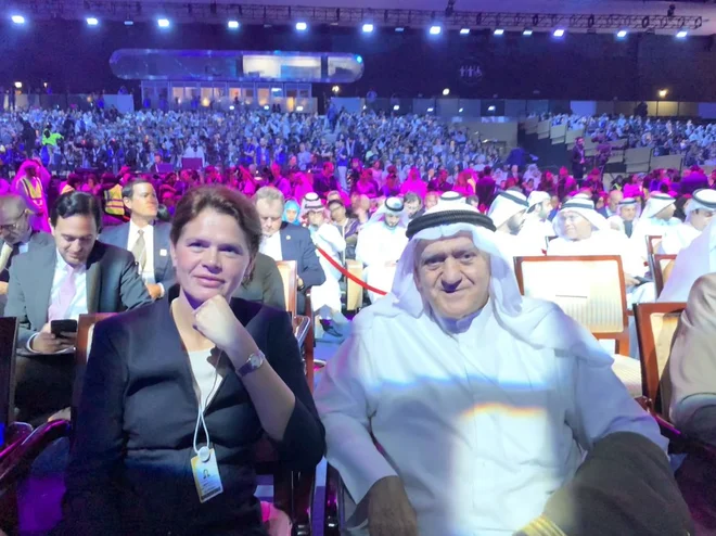 Alenka Bratušek potuje po svetu. Hotelske stroške ji plačujejo organizatorji. Kaj dobijo v zameno, kakšne obljube ministrice, za zdaj še ni znano. Foto Twitter