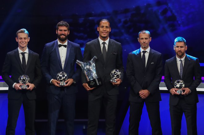 Čeferin je konec avgusta razkril prejemnike različnih individualnih nagrad: to so bili (od leve) Frenkie de Jong, Alisson Becker, Virgil van Dijk in Lionel Messi (levo od Argentinca Aleksander Čeferin). FOTO: AFP