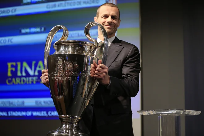 Predsednik Uefe Aleksander Čeferin bo predal znameniti pokal za zmago v ligi prvakov 30. maja 2020 v Istanbulu. FOTO: Reuters