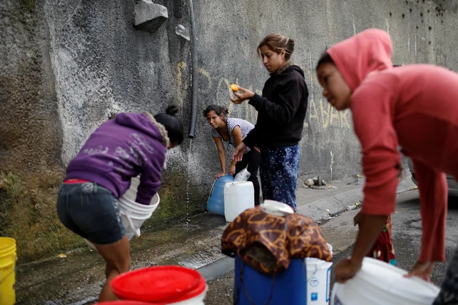 Ljudje se nekako poskušajo znajti. FOTO: Reuters