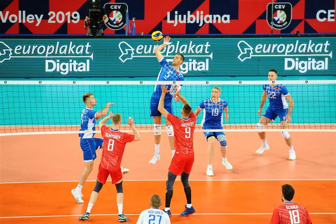 Beloruski odbojkarji (v modrem) so dobili prvi niz v dvoboju z Rusijo. FOTO: CEV