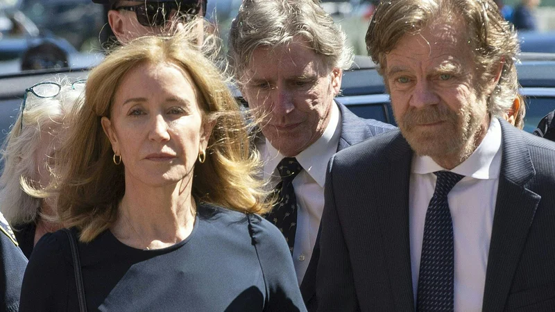 Fotografija: Felicity Huffman z možem Williamom H. Macyjem pred sodiščem v Bostonu. FOTO: Joseph Prezioso/AFP