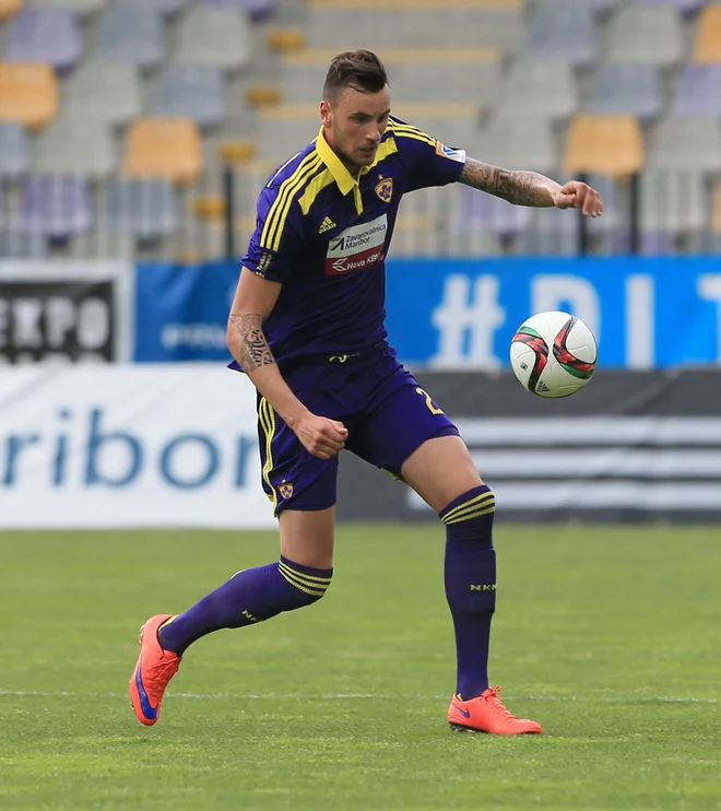 Darko Milanič je v prvo moštvo vijoličnih vrnil 27-letnega Amirja Derviševića, toda to še ne pomeni, da bo najboljši podajalec v minuli sezoni tudi igral. FOTO: Tadej Regent/Delo