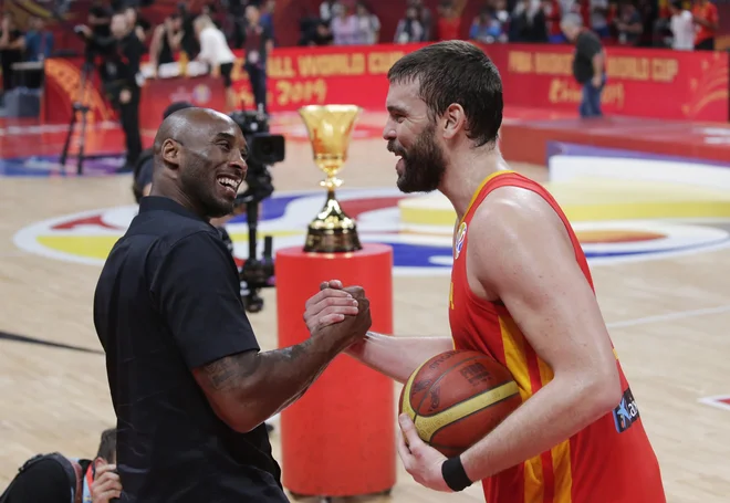 Zvezdniku španske reprezentance Marcu Gasolu je čestital tudi legendarni Kobe Bryant, eden od ambasadorjev letošnjega SP. FOTO: Reuters