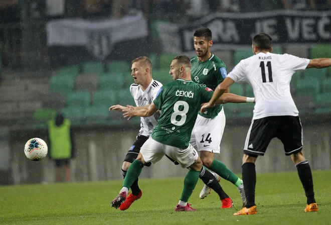 Ljubljančani so s Celjani zapravili dve točki, a osvojili neuradni naslov prvaka prve četrtine prvenstva, Sobočani pa so s tesno zmago ujeli Celjane na tretjem mestu. FOTO: Mavric Pivk/Delo
