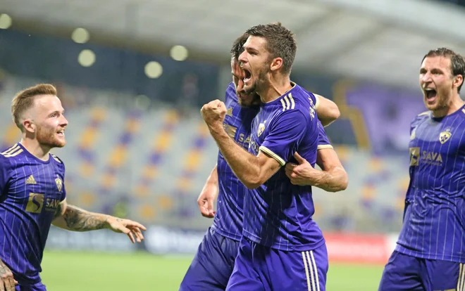 Rok Kronaveter zaradi poškodbe ni treniral, a ga je Darko Milanič kljub vsemu uvrstil v začetno enajsterico. FOTO: Tadej Regent/Delo