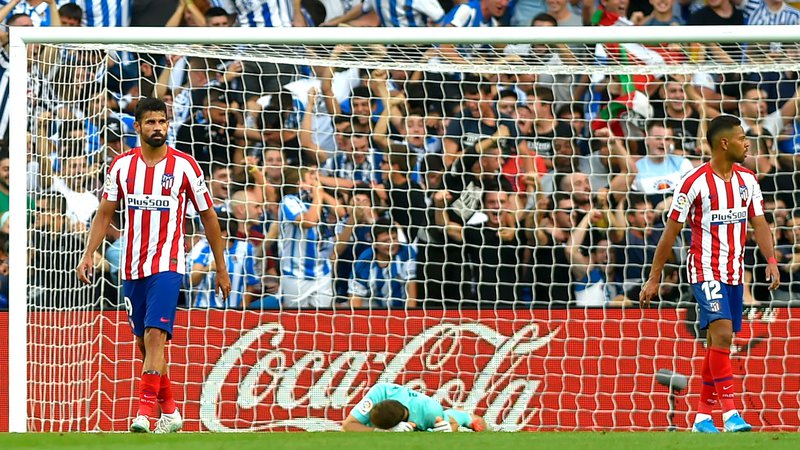 Fotografija: Jan Oblak je še drugič zapored prejel dva gola, po drugem je za trenutek obležal negiben in prestrašil Atleticov tabor. FOTO: AFP