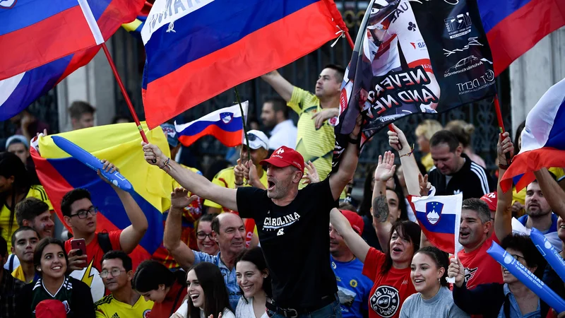 Fotografija: Trg Cibeles so preplavili slovenski navijači. FOTO: AFP