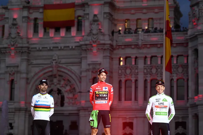 Zgodovinski prizor. Alejandro Valverde (levo) je na odru za zmagovalce delal družbo Primožu Rogliču in Tadeju Pogačarju. FOTO: AFP