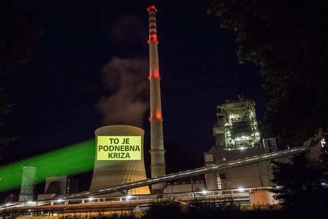 Projekcija Greenpeacea na Termoelektrarni Šoštanj. FOTO: Tomislav Obrovac/Greenpeace Slovenia