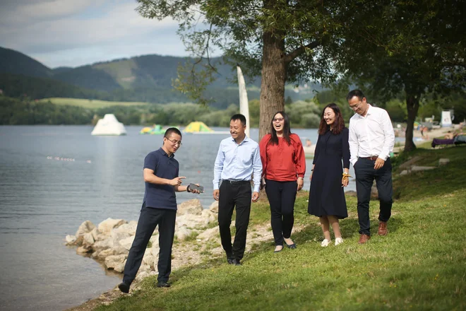 Vincent, Vinko, Judy, Sara in James (z leve) so zaposleni v Gorenju. Velenjsko jezero je zanje izvrsten kraj sprostitve. FOTO: Jure Eržen/Delo