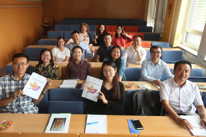 Vseživljenjsko učenje v praksi. V primeru kitajskih delavcev – učenje slovenščine na Ljudski univerze Velenje. FOTO: Jure Eržen/Delo