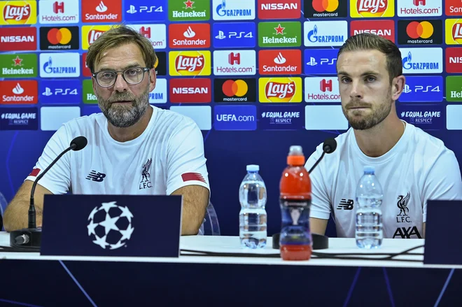 Liverpoolov trener Jürgen Klopp in zvezni igralec Jordan Henderson med zadnjim druženjem z mediji. FOTO: AFP