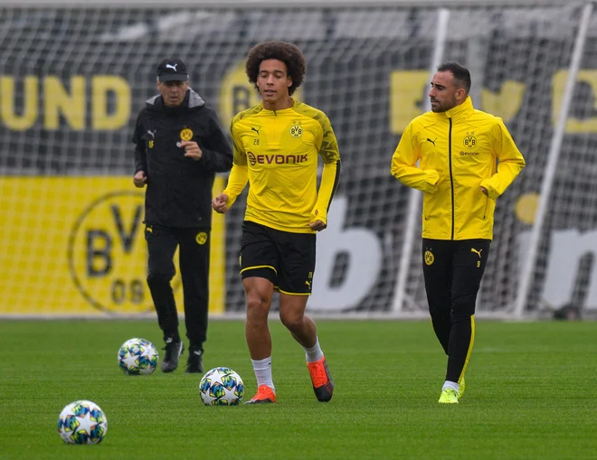 Trener Borussie Lucien Favre (levo) je na zadnjem treningu takole opazoval, kako vadita Axel Witsel in Paco Alcacer. FOTO: AFP