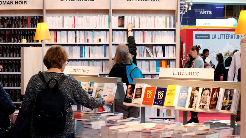 Fotografija: Knjige, knjige, knjige ... Biseri med njimi se vedno zalesketajo. Foto Reuters