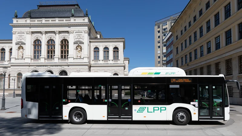 Fotografija: Hibridni avtobus mercedes-benz citaro NGT hybrid, ki uporablja zemeljski plin in ima električni generator – motor moči 14 kW.
Foto Blaž Pogačar